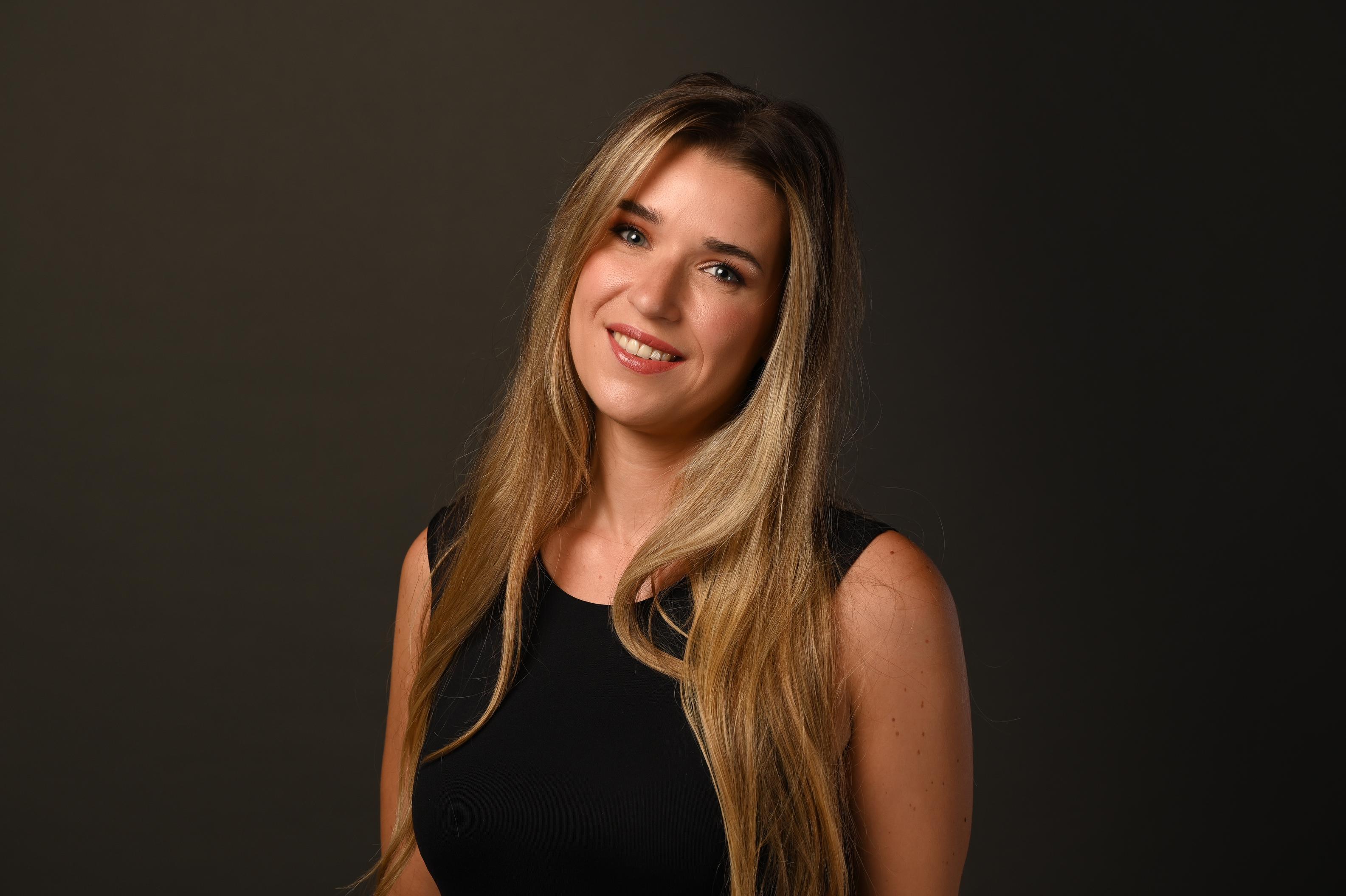 Bruidsstylist Felicia Tiebosch aan het werk met een bruid